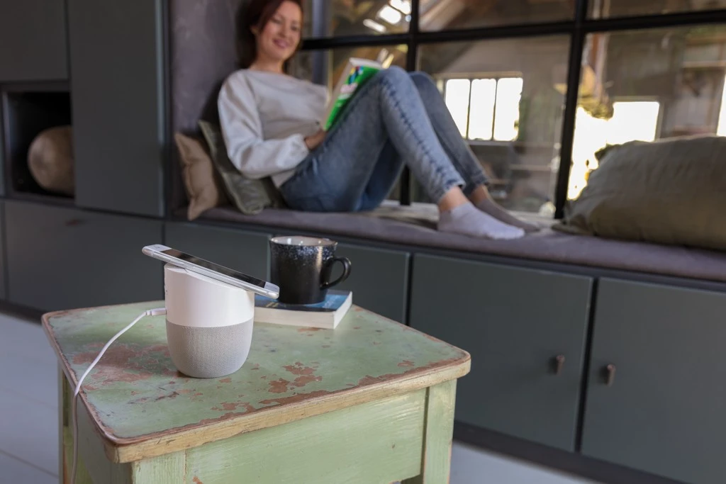 Home-Lautsprecher Und Wireless-Charger, Weiß 10 Home-Lautsprecher Und Wireless-Charger, Weiß – Bild 10